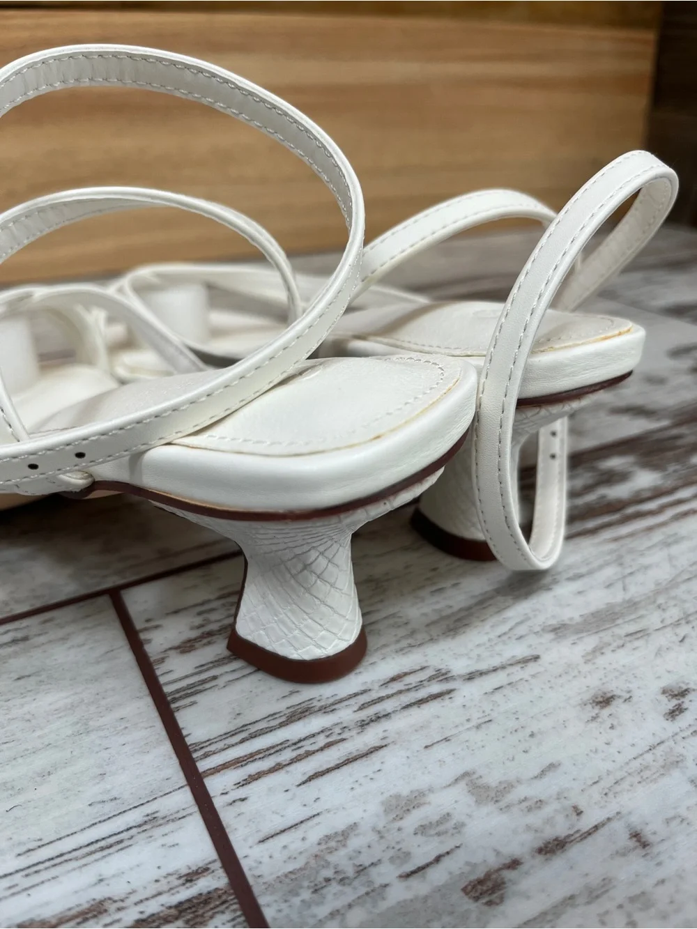 Juliet Holy Womens 7 White Strappy Square Toe Toe-Loop Kitten Heel Sandals NWOT